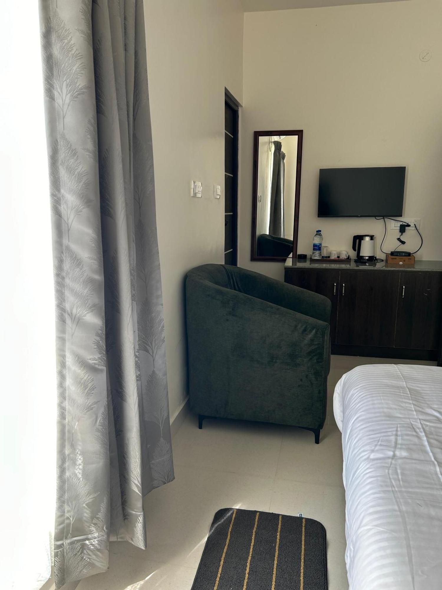 Sapphire Stayss Yelagiri Quarto foto