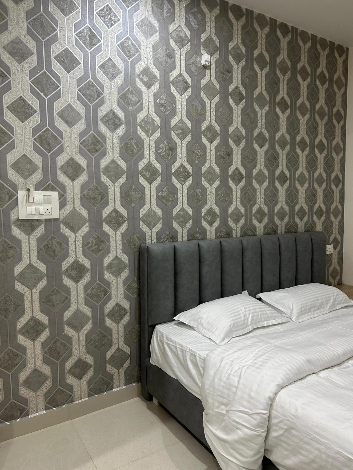 Sapphire Stayss Yelagiri Quarto foto